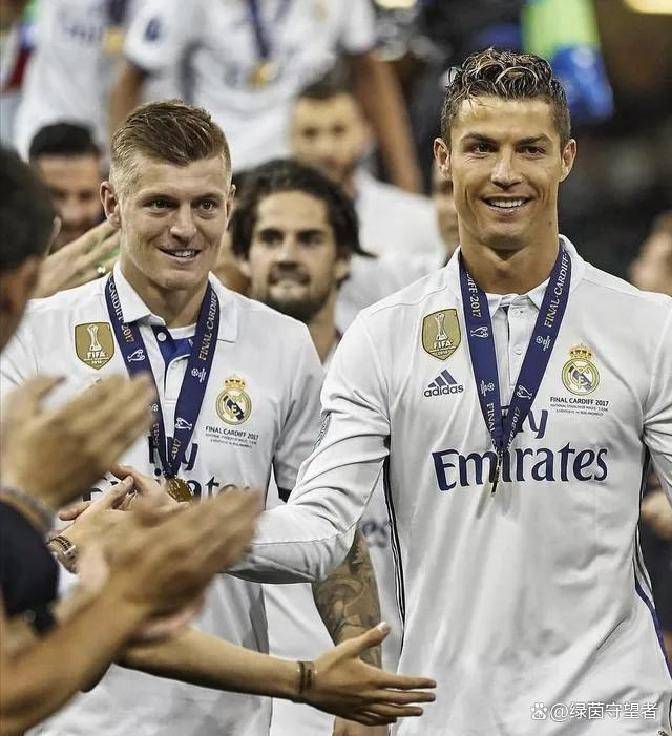 巨星退役仍发声！克罗斯谈中场价值与媒体压力，引发足坛思考